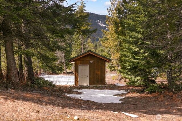17650 Roaring Creek Rd, Leavenworth, WA 98826 - view of shed with a view of trees and a mountain view