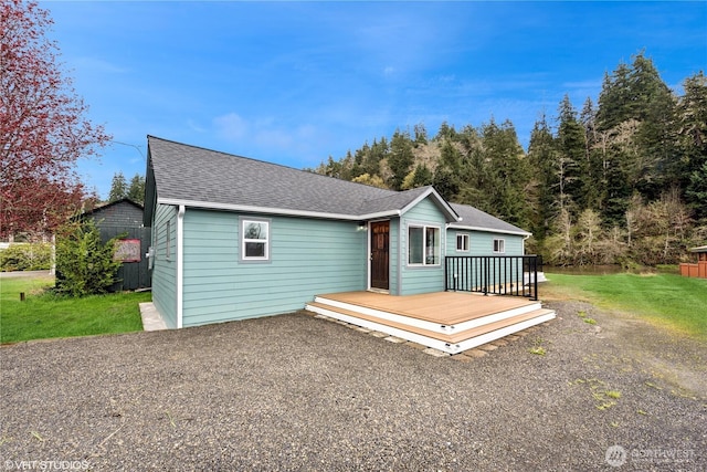 1210 Madison St, Aberdeen, WA 98520 - ranch-style home featuring a shingled roof, a front yard, and a wooden deck