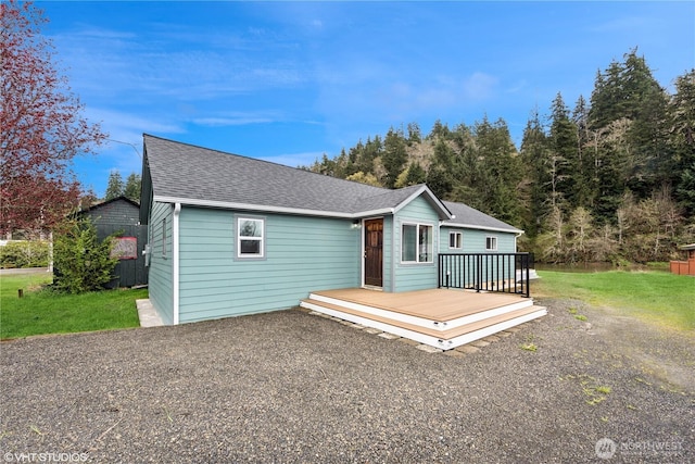 1210 Madison St, Aberdeen, WA 98520 - single story home featuring roof with shingles, a front yard, and a deck