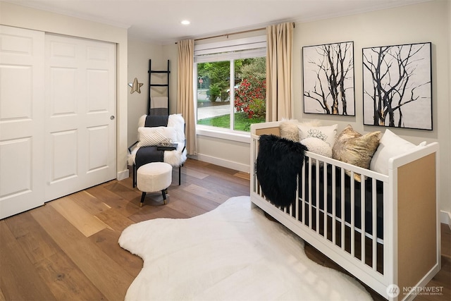 11820 NE 145th St, Kirkland, WA 98034 - living area featuring baseboards, wood finished floors, recessed lighting, and ornamental molding