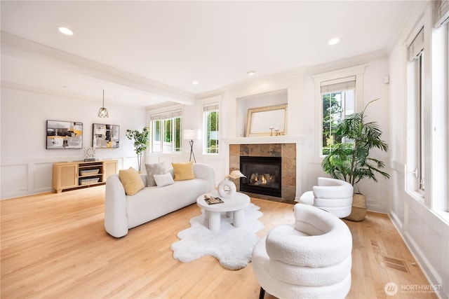 7018 117th Pl NE, Kirkland, WA 98033 - living room with plenty of natural light, a decorative wall, visible vents, and ornamental molding