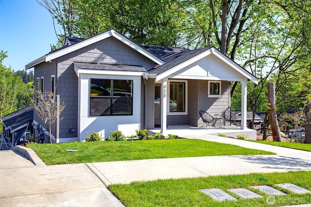 428 20th Ave, Kirkland, WA 98033 - bungalow-style house featuring covered porch, roof with shingles, and a front yard