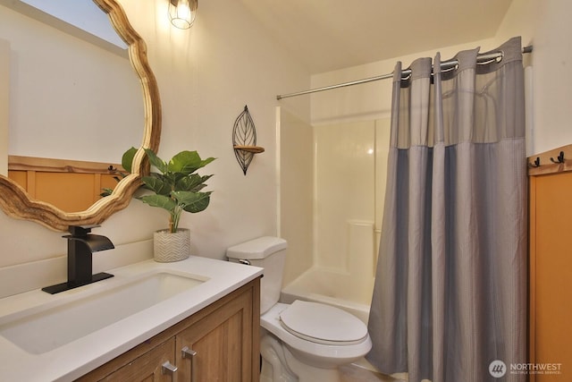 bathroom with shower / tub combo with curtain, vanity, and toilet