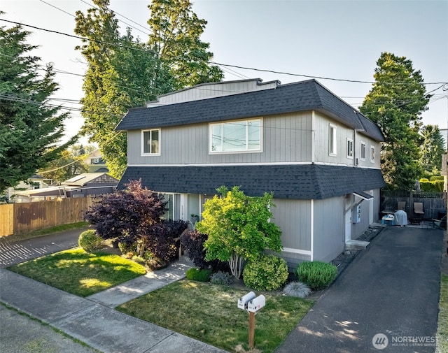 1713 17th St, Everett, WA 98201 - view of front facade with a front yard, fence, and a shingled roof