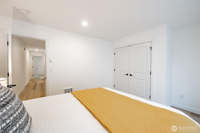 710 E 5th St, Nooksack, WA 98276 - bedroom featuring light wood-style floors, recessed lighting, baseboards, visible vents, and a closet