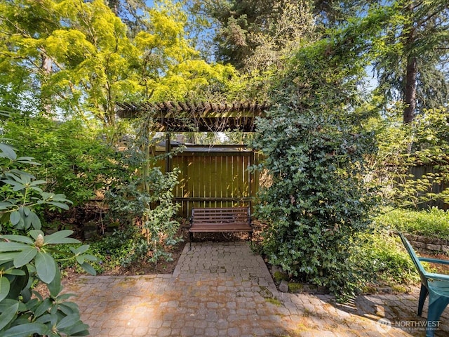 8142 NE 145th Pl, Kenmore, WA 98028 - view of patio featuring fence