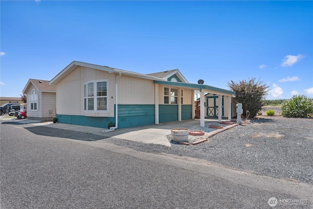 manufactured / mobile home with an outbuilding and a storage unit
