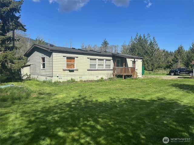 view of front of property featuring crawl space and a front yard