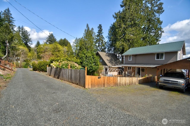 view of front of property with gravel driveway and a fenced front yard
