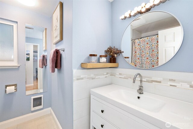 full bath with visible vents, baseboards, and vanity