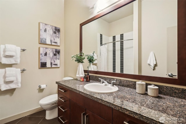 full bath with vanity, toilet, tile patterned floors, a shower with shower curtain, and baseboards