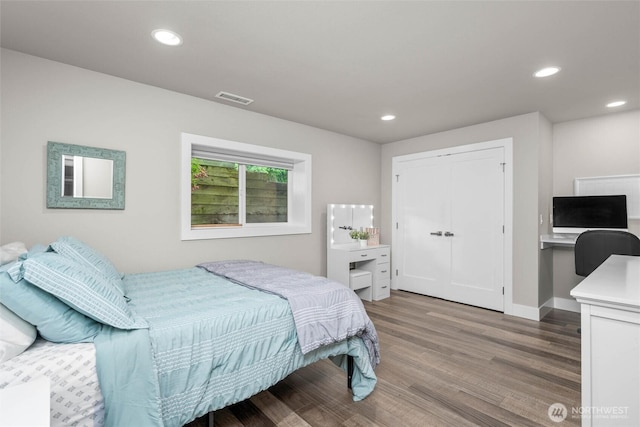 bedroom featuring wood finished floors, recessed lighting, a desk, and baseboards