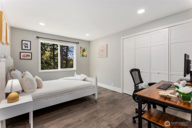 bedroom with recessed lighting, a closet, baseboards, and dark wood-style flooring