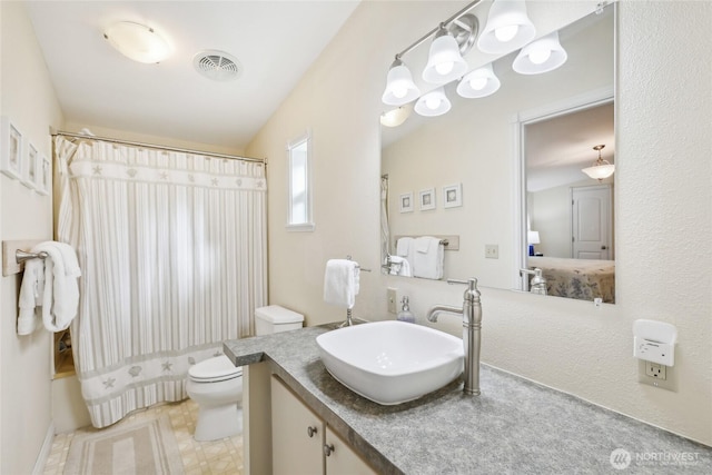 full bath featuring visible vents, vanity, a shower with shower curtain, and toilet