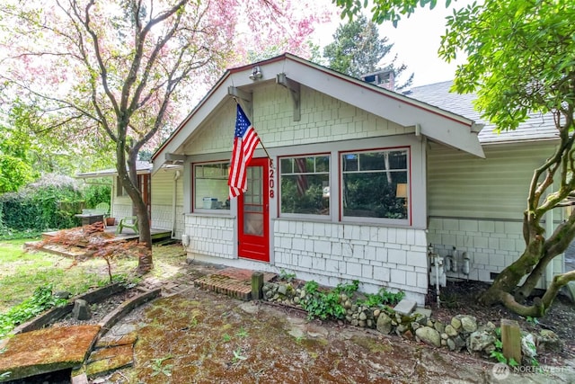 bungalow with entry steps and roof with shingles