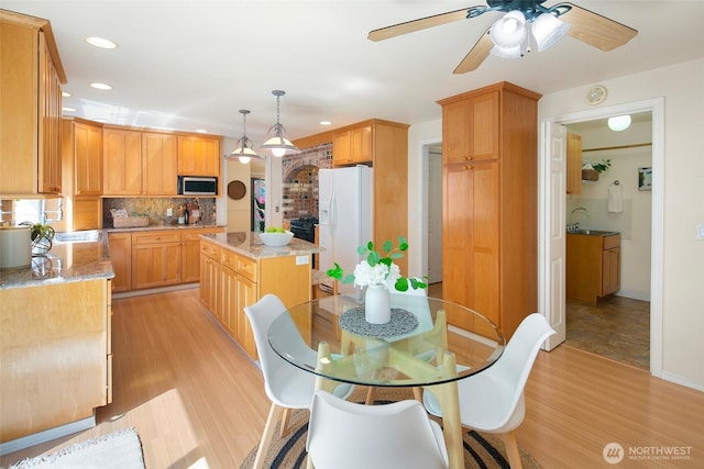 dining space featuring light wood-style flooring, ceiling fan, recessed lighting, and baseboards