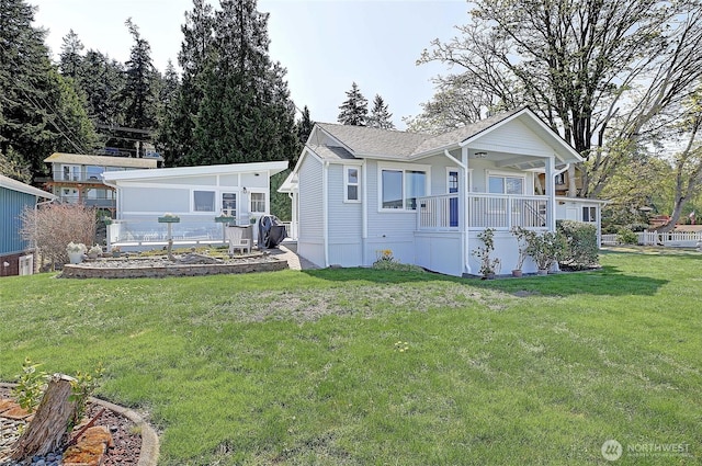 view of front of property featuring a porch and a front yard