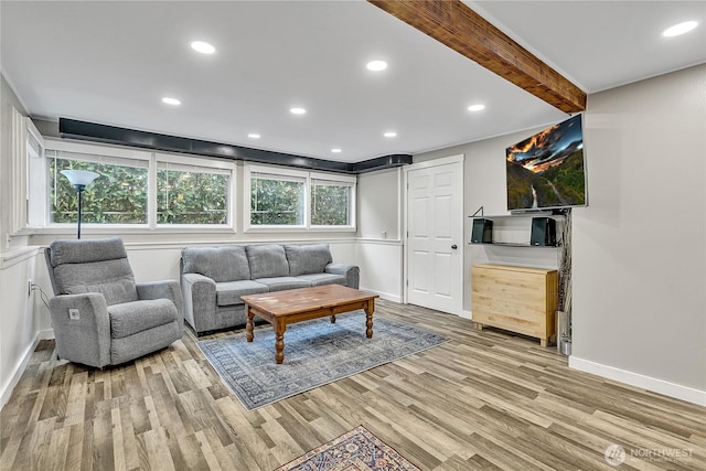 living area featuring recessed lighting, baseboards, and light wood-style flooring