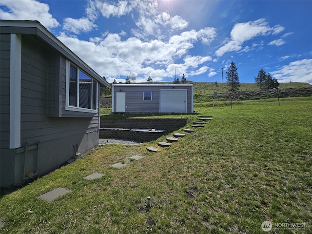 view of yard featuring an outbuilding