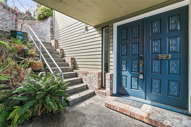 entrance to property featuring a porch