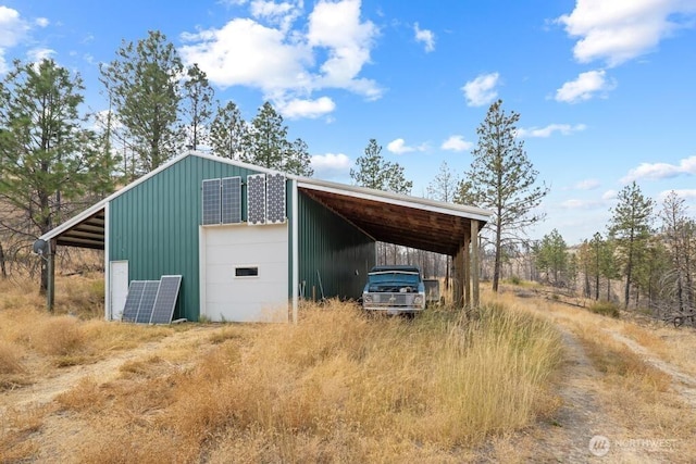 view of outdoor structure with an outbuilding and driveway