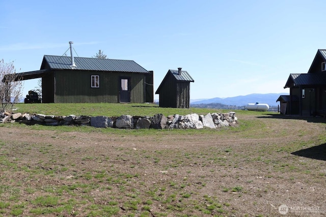 view of yard with an outdoor structure