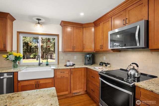 kitchen featuring visible vents, a sink, tasteful backsplash, and stainless steel appliances