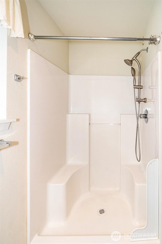 101 Holloway Dr, Chehalis, WA 98532 - bathroom featuring walk in shower