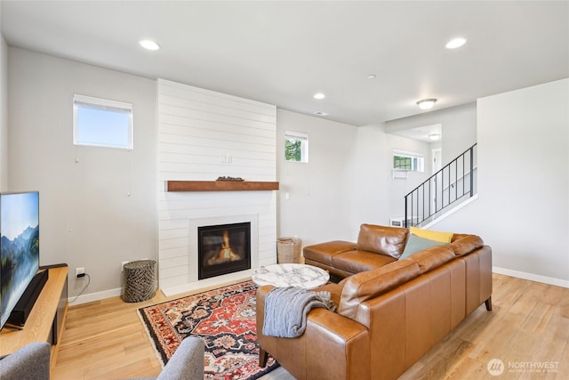living area with recessed lighting, a healthy amount of sunlight, and light wood finished floors