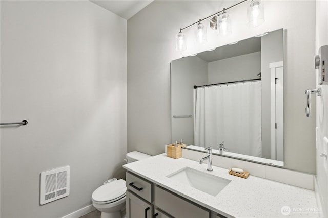full bath featuring visible vents, vanity, a shower with shower curtain, and toilet
