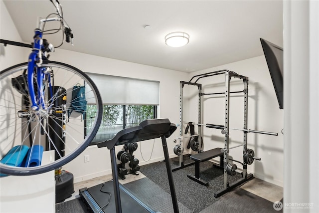 workout room with baseboards