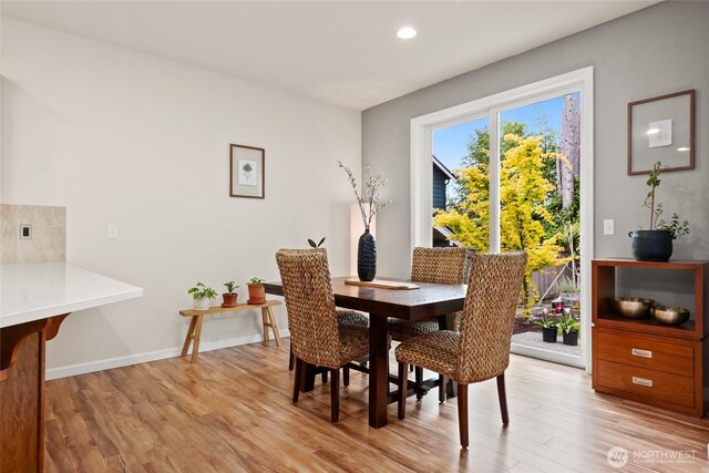 dining space featuring recessed lighting, baseboards, and light wood-style flooring