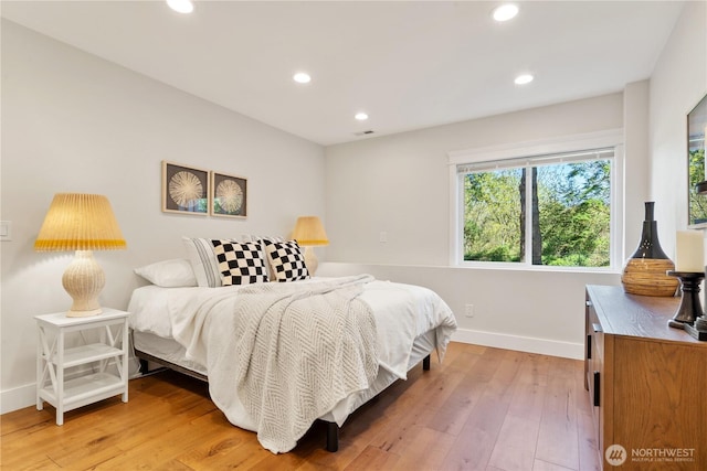 bedroom with light wood-style floors, baseboards, visible vents, and recessed lighting