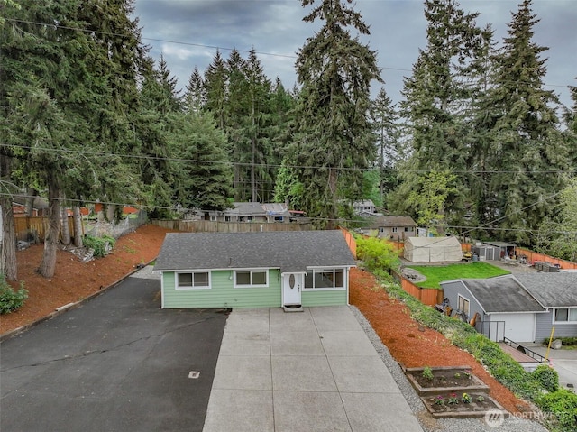 aerial view of property and surrounding area