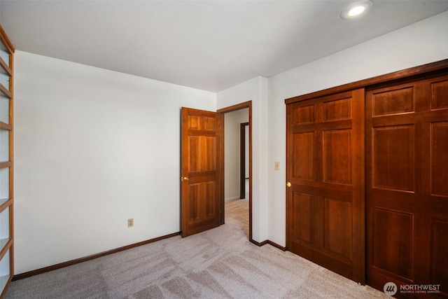 unfurnished bedroom featuring recessed lighting, baseboards, and light carpet