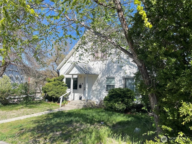409 N Franklin Ave, Wenatchee, WA 98801 - view of front facade featuring a front yard