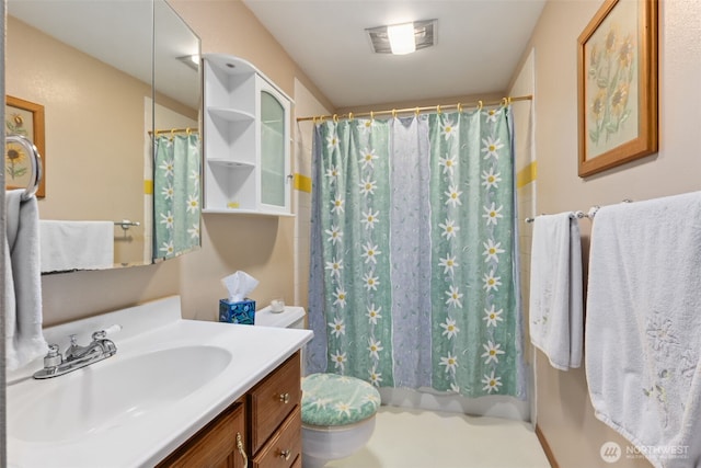 full bath featuring vanity, shower / tub combo with curtain, toilet, and visible vents
