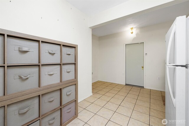 unfurnished room featuring light tile patterned flooring