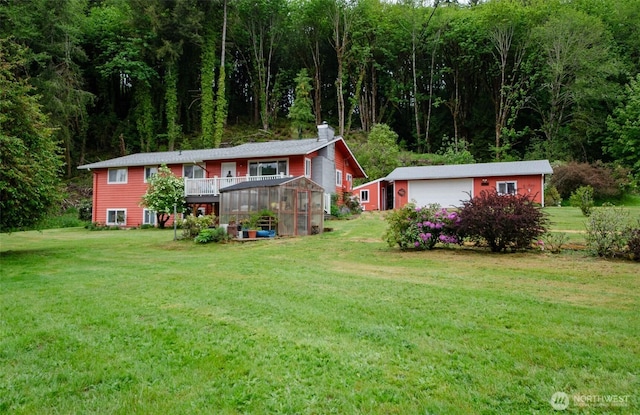 view of front facade featuring an outdoor structure and a front yard