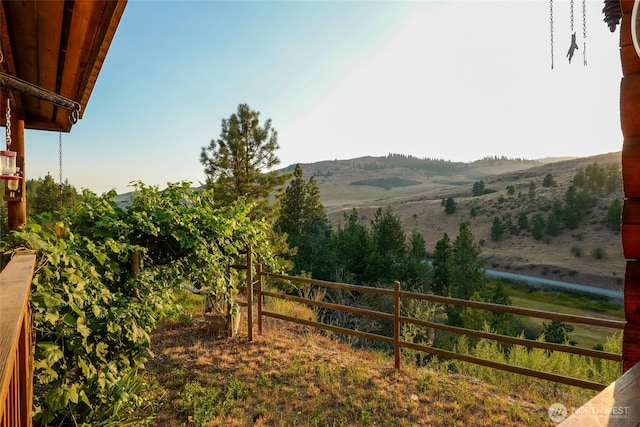 view of yard featuring a mountain view