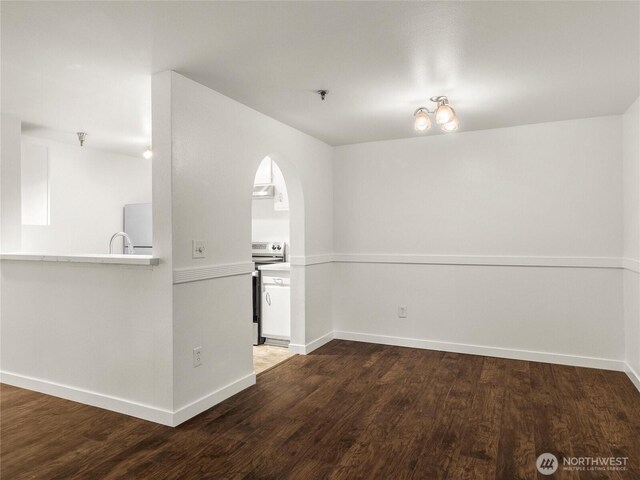 975 Aberdeen Ave NE Unit E103, Renton, WA 98056 - interior space featuring wood finished floors, electric stove, and baseboards