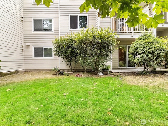 975 Aberdeen Ave NE Unit E103, Renton, WA 98056 - exterior space featuring a yard and a balcony