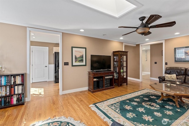 living area featuring recessed lighting, light wood finished floors, crown molding, and ceiling fan