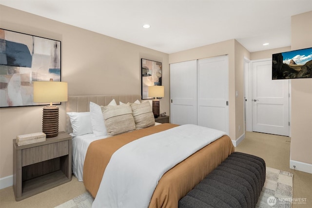 bedroom with baseboards, recessed lighting, a closet, and carpet