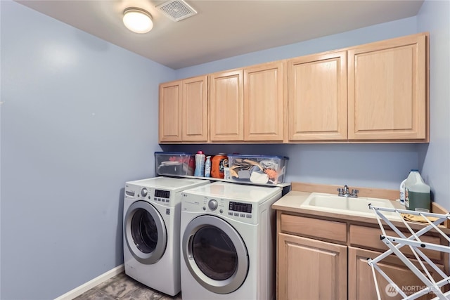 laundry area featuring visible vents, a sink, independent washer and dryer, baseboards, and cabinet space