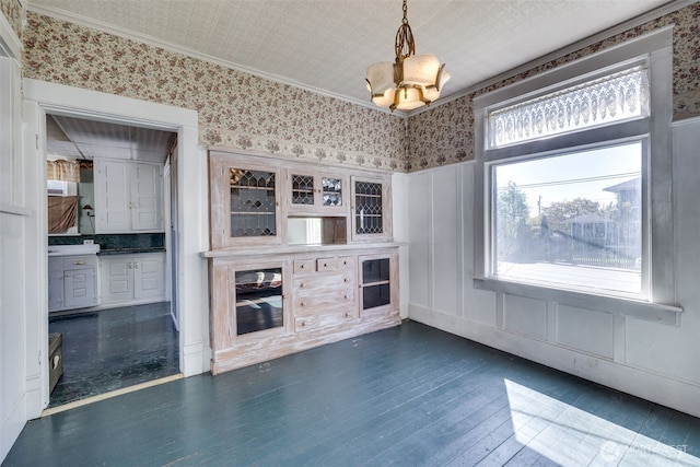 2231 Highland Ave, Everett, WA 98201 - interior space featuring dark wood-style flooring, wallpapered walls, and a chandelier