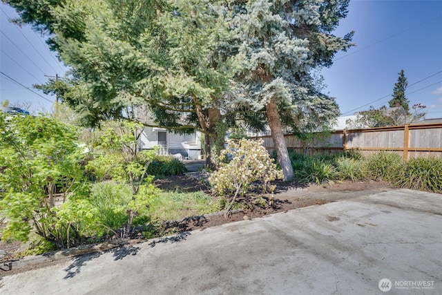 2231 Highland Ave, Everett, WA 98201 - view of yard featuring a patio and fence