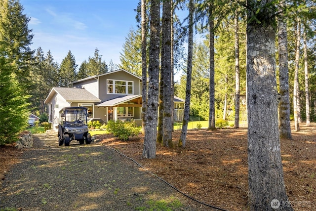 view of front facade with driveway