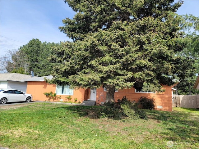 view of front facade featuring fence and a front yard