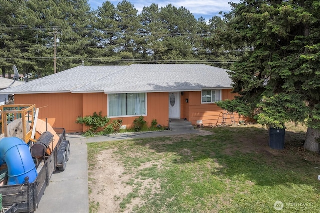 775 S 4th Ave, Othello, WA 99344 - ranch-style house featuring a shingled roof and a front yard